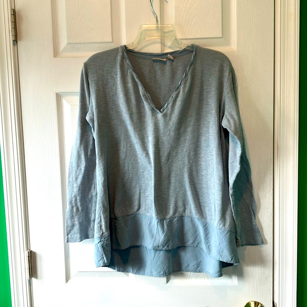 Logo Lori Goldstein small top light blue v neck shirt multiple textures capsule